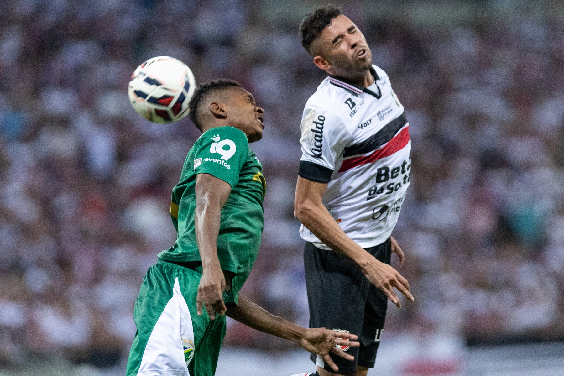  São Lourenço da Mata, PE, 18/08/2025 - SANTA CRUZ X ALTOS - Na noite desta segunda-feira(18), a equipe do Santa Cruz recebeu a equipe do Altos do Piauí pelo Campeonato Brasileiro da Serie D 2025 na Arena de Pernambuco. Jogador do Santa Cruz, Renato