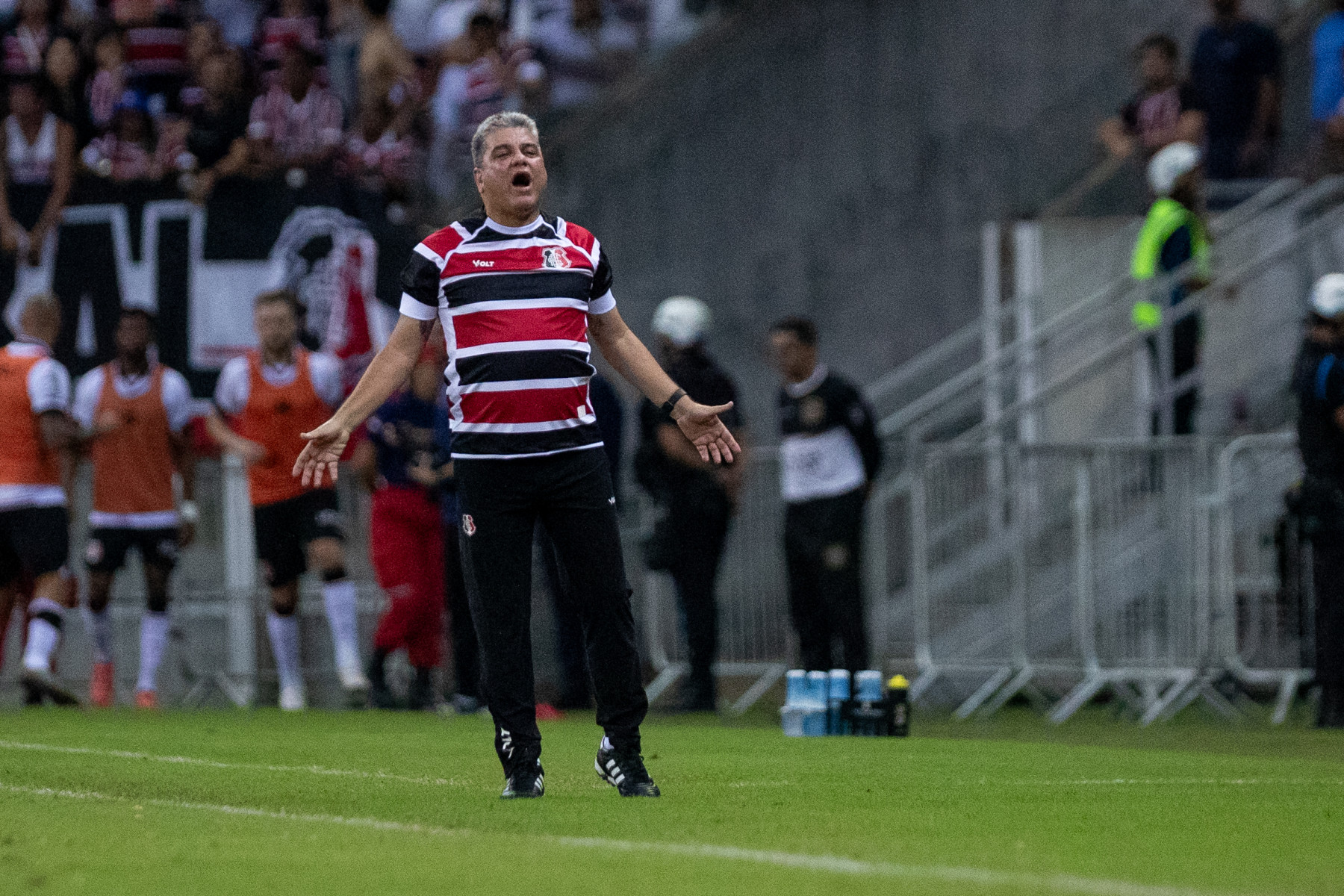 São Lourenço da Mata, PE, 18/08/2025 - SANTA CRUZ X ALTOS - Na noite desta segunda-feira(18), a equipe do Santa Cruz recebeu a equipe do Altos do Piauí pelo Campeonato Brasileiro da Serie D 2025 na Arena de Pernambuco. Técnico do Santa Cruz, Marcelo Cabo