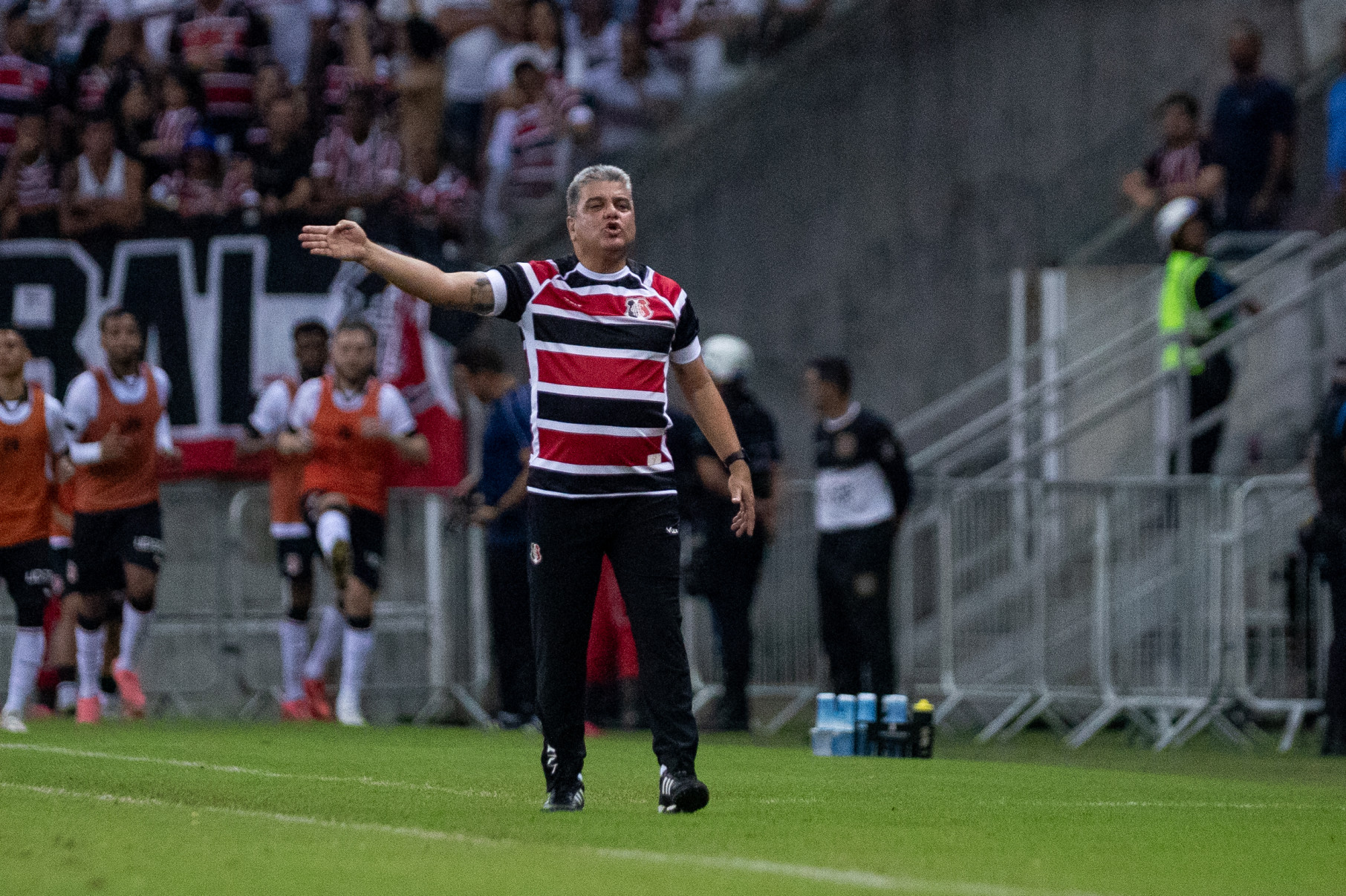 São Lourenço da Mata, PE, 18/08/2025 - SANTA CRUZ X ALTOS - Na noite desta segunda-feira(18), a equipe do Santa Cruz recebeu a equipe do Altos do Piauí pelo Campeonato Brasileiro da Serie D 2025 na Arena de Pernambuco. Técnico do Santa Cruz, Marcelo Cabo