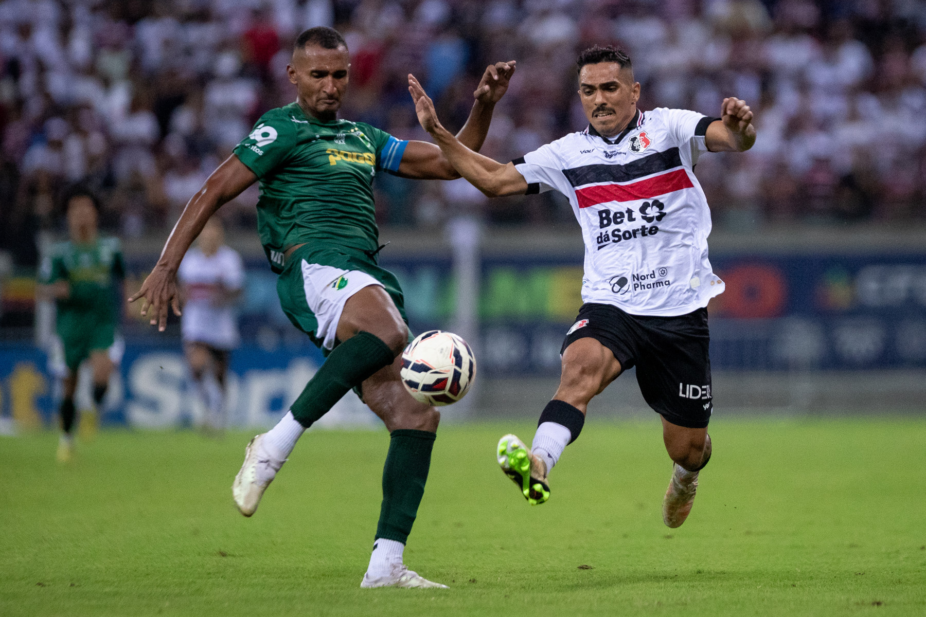  São Lourenço da Mata, PE, 18/08/2025 - SANTA CRUZ X ALTOS - Na noite desta segunda-feira(18), a equipe do Santa Cruz recebeu a equipe do Altos do Piauí pelo Campeonato Brasileiro da Serie D 2025 na Arena de Pernambuco. Jogador do Santa Cruz, Willian Junior