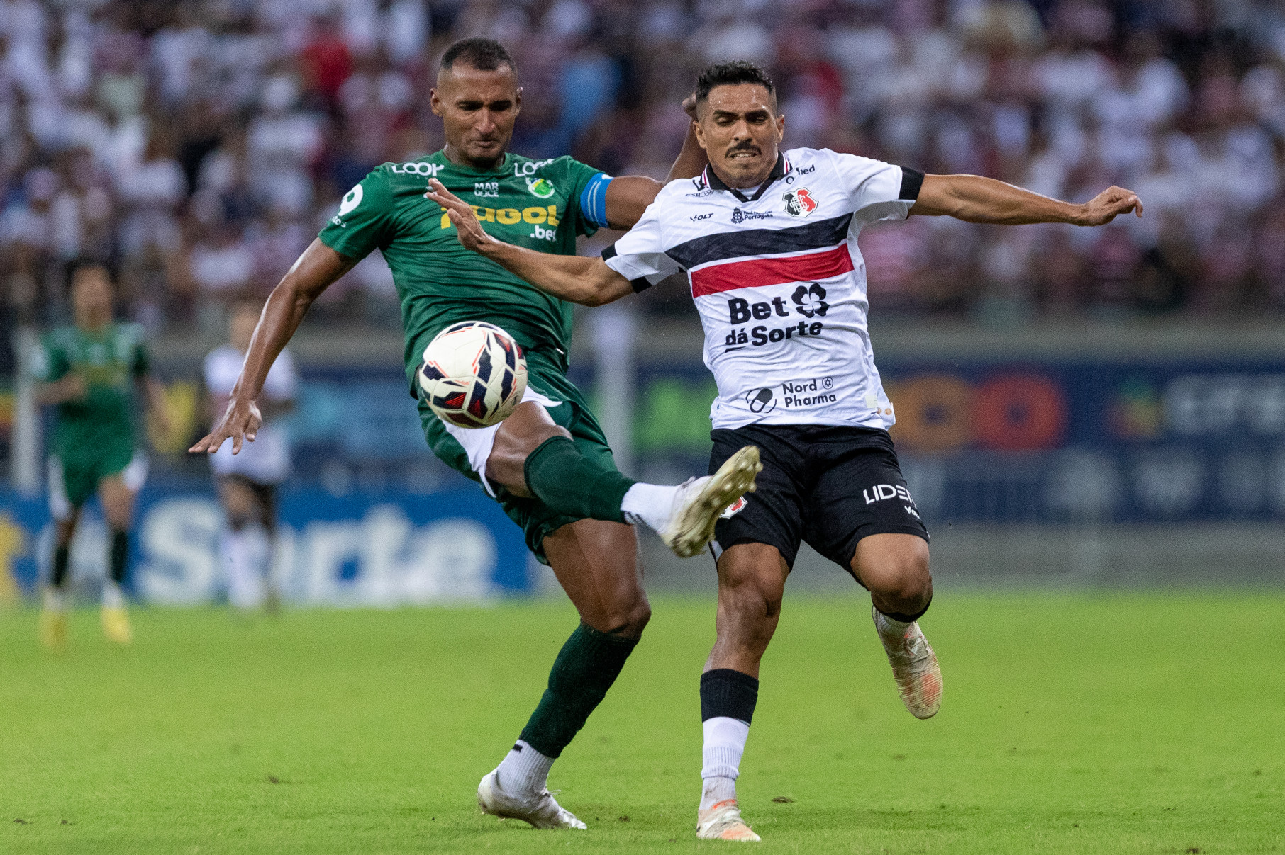   São Lourenço da Mata, PE, 18/08/2025 - SANTA CRUZ X ALTOS - Na noite desta segunda-feira(18), a equipe do Santa Cruz recebeu a equipe do Altos do Piauí pelo Campeonato Brasileiro da Serie D 2025 na Arena de Pernambuco. Jogador do Santa Cruz, Willian Junior