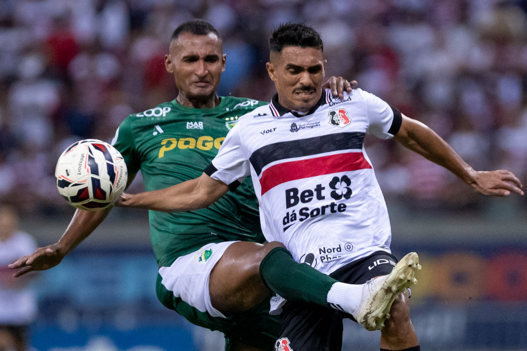   São Lourenço da Mata, PE, 18/08/2025 - SANTA CRUZ X ALTOS - Na noite desta segunda-feira(18), a equipe do Santa Cruz recebeu a equipe do Altos do Piauí pelo Campeonato Brasileiro da Serie D 2025 na Arena de Pernambuco. Jogador do Santa Cruz, Willian Junior