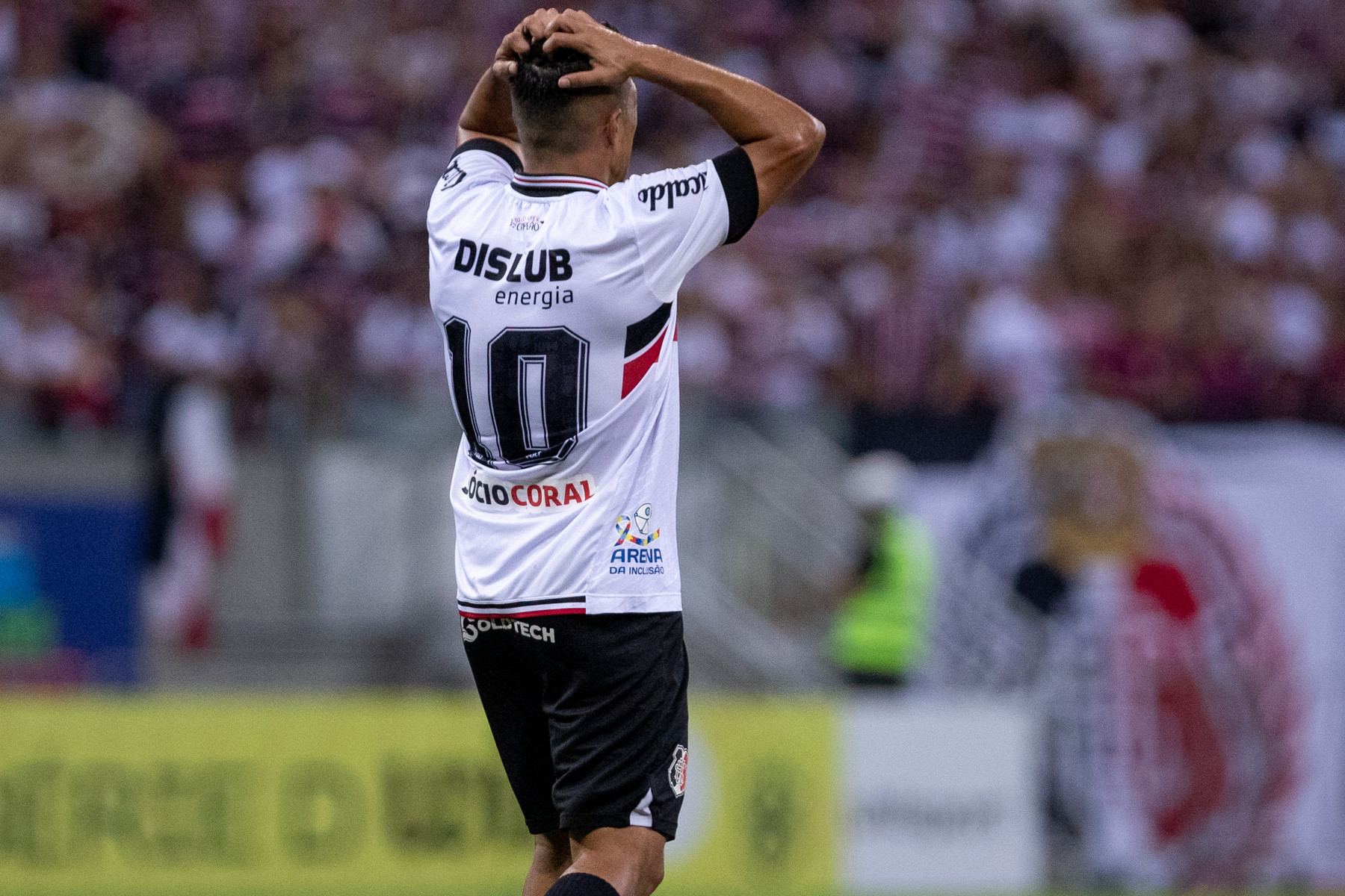   São Lourenço da Mata, PE, 18/08/2025 - SANTA CRUZ X ALTOS - Na noite desta segunda-feira(18), a equipe do Santa Cruz recebeu a equipe do Altos do Piauí pelo Campeonato Brasileiro da Serie D 2025 na Arena de Pernambuco. Jogador do Santa Cruz, Willian Junior