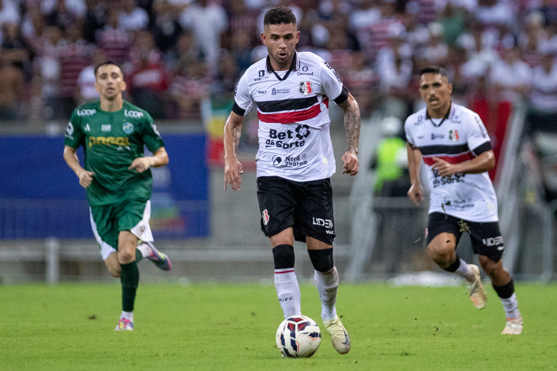  São Lourenço da Mata, PE, 18/08/2025 - SANTA CRUZ X ALTOS - Na noite desta segunda-feira(18), a equipe do Santa Cruz recebeu a equipe do Altos do Piauí pelo Campeonato Brasileiro da Serie D 2025 na Arena de Pernambuco. Jogador do Santa Cruz, Renato