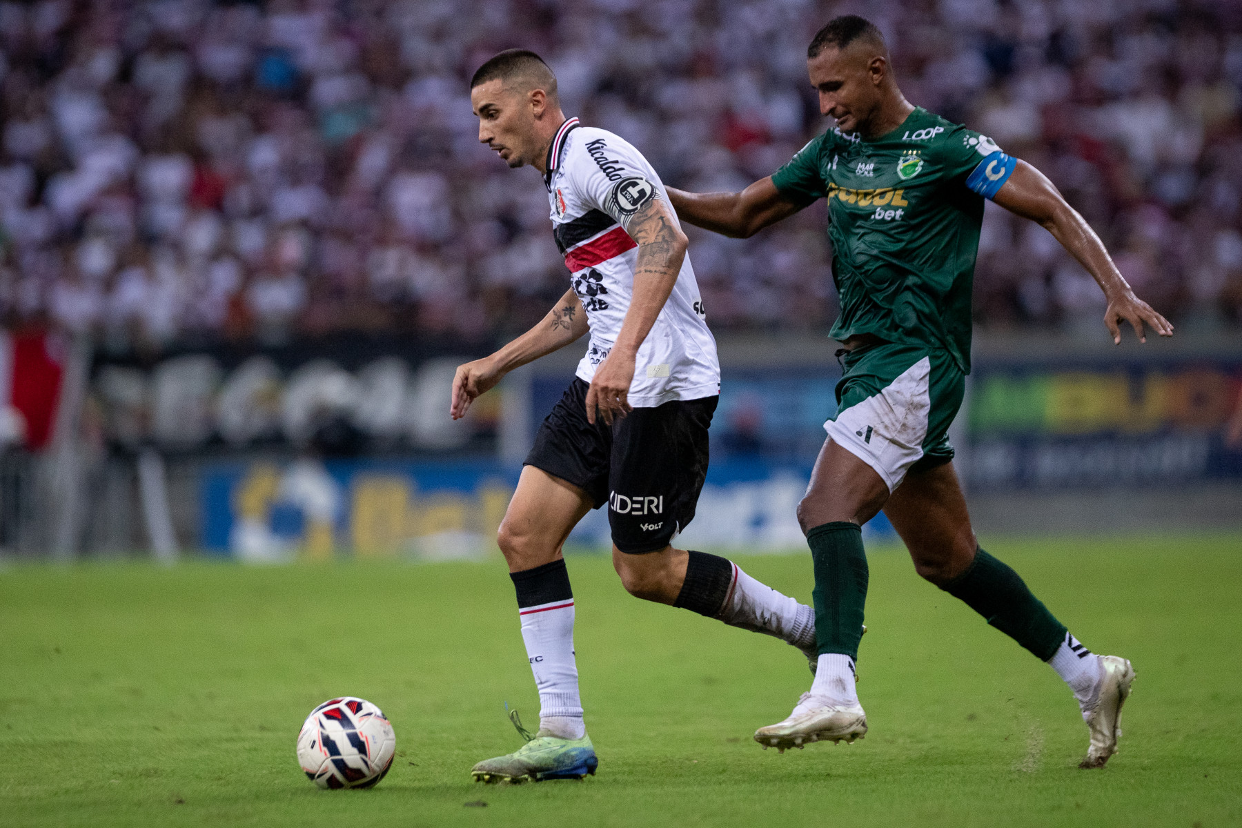   São Lourenço  da Mata, PE, 18/08/2025 - SANTA CRUZ X ALTOS - Na noite desta segunda-feira(18), a equipe do Santa Cruz recebeu a equipe do Altos do Piauí pelo Campeonato Brasileiro da Serie D 2025 na Arena de Pernambuco. Jogador do Santa Cruz, Thiago Galhardo