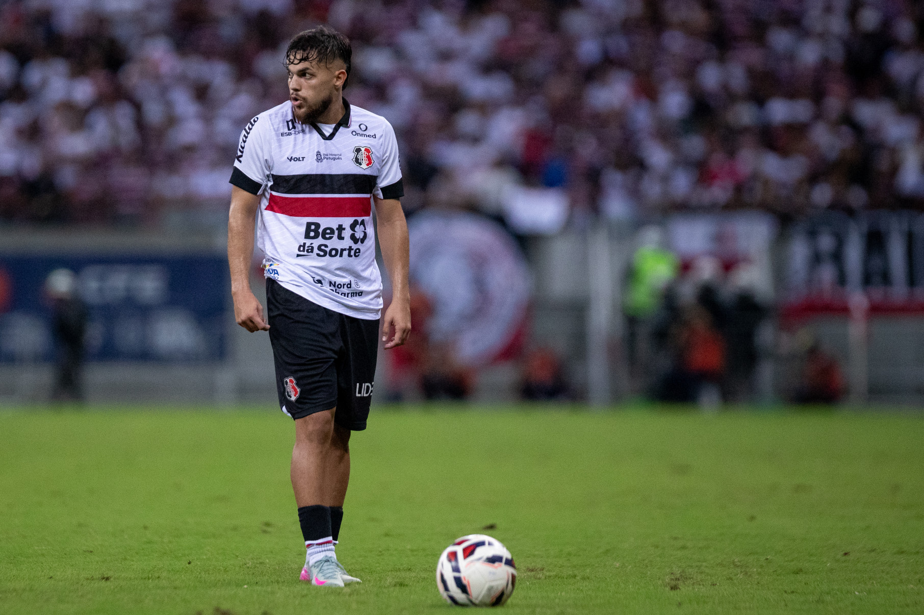   São Lourenço da Mata, PE, 18/08/2025 - SANTA CRUZ X ALTOS - Na noite desta segunda-feira(18), a equipe do Santa Cruz recebeu a equipe do Altos do Piauí pelo Campeonato Brasileiro da Serie D 2025 na Arena de Pernambuco. Jogador do Santa Cruz, João Pedro.