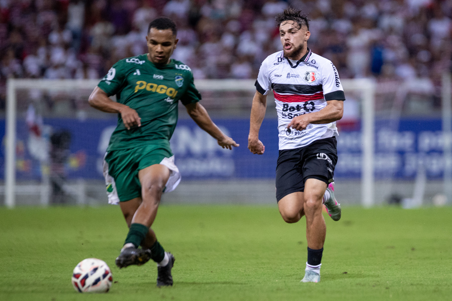   São Lourenço da Mata, PE, 18/08/2025 - SANTA CRUZ X ALTOS - Na noite desta segunda-feira(18), a equipe do Santa Cruz recebeu a equipe do Altos do Piauí pelo Campeonato Brasileiro da Serie D 2025 na Arena de Pernambuco. Jogador do Santa Cruz, João Pedro.