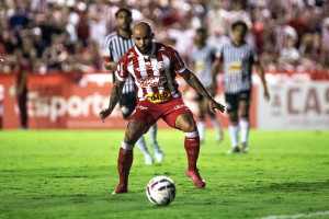  Recife, PE, 17/08/2025 - NÁUTICO X ANAPOLIS - Na noite deste domingo(17), a equipe do Náutico recebeu a equipe do Anápolis pelo Campeonato Brasileiro da Serie C 2025 no estádio dos Aflitos. Jogador do Náutico, Patrick Allan