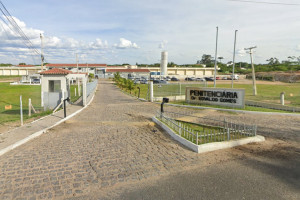 A frente da Penitenciária Dr. Edvaldo Gomes, em Petrolina