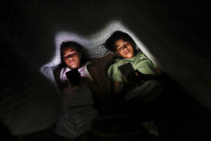 Bras&iacute;lia (DF) 28/01/2025 - Os irm&atilde;os Clara Santana (10) e Pedro Santana (13), s&atilde;o vistos com celular na m&atilde;o embaixo de um cobertor.
Uma a cada 3 crian&ccedil;as tem perfil aberto em redes, alerta pesquisa
Dados foram divulgados nesta ter&ccedil;a pela Unico e Instituto Locomotiva
Foto: Jo&eacute;dson Alves/Ag&ecirc;ncia Brasil