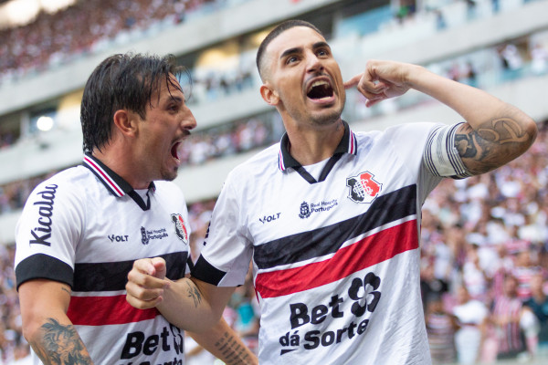 São Lourenço da Mata, PE, 11/08/2025 - SANTA CRUZ X SERGIPE - Na tarde deste sábado(09), a equipe do Santa Cruz recebeu a equipe do Sergipe pelo Campeonato Brasileiro da Serie D 2025 na Arena de Pernambuco. Jogador do Santa Cruz, Thiago Galhardo