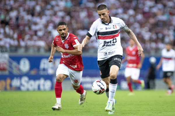 São Lourenço da Mata, PE, 11/08/2025 - SANTA CRUZ X SERGIPE - Na tarde deste sábado(09), a equipe do Santa Cruz recebeu a equipe do Sergipe pelo Campeonato Brasileiro da Serie D 2025 na Arena de Pernambuco. Thiago Galhardo jogador do Santa Cruz