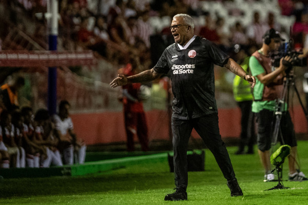 Recife, PE, 17/08/2025 - NÁUTICO X ANAPOLIS - Na noite deste domingo(17), a equipe do Náutico recebeu a equipe do Anápolis pelo Campeonato Brasileiro da Serie C 2025 no estádio dos Aflitos. Técnico do Náutico, Hélio dos Anjos