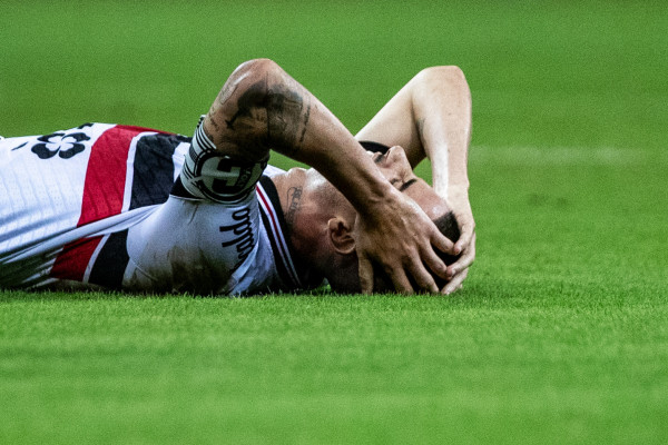  São Lourenço da Mata, PE, 18/08/2025 - SANTA CRUZ X ALTOS - Na noite desta segunda-feira(18), a equipe do Santa Cruz recebeu a equipe do Altos do Piauí pelo Campeonato Brasileiro da Serie D 2025 na Arena de Pernambuco. Jogador do Santa Cruz, Thiago Galhardo