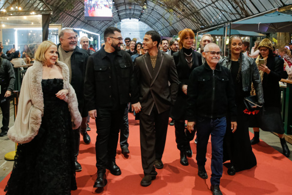 Equipe de 'Papagaios' no tapete vermelho do Festival de Gramado
