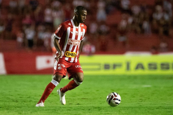 Igor Pereira, volante do Náutico