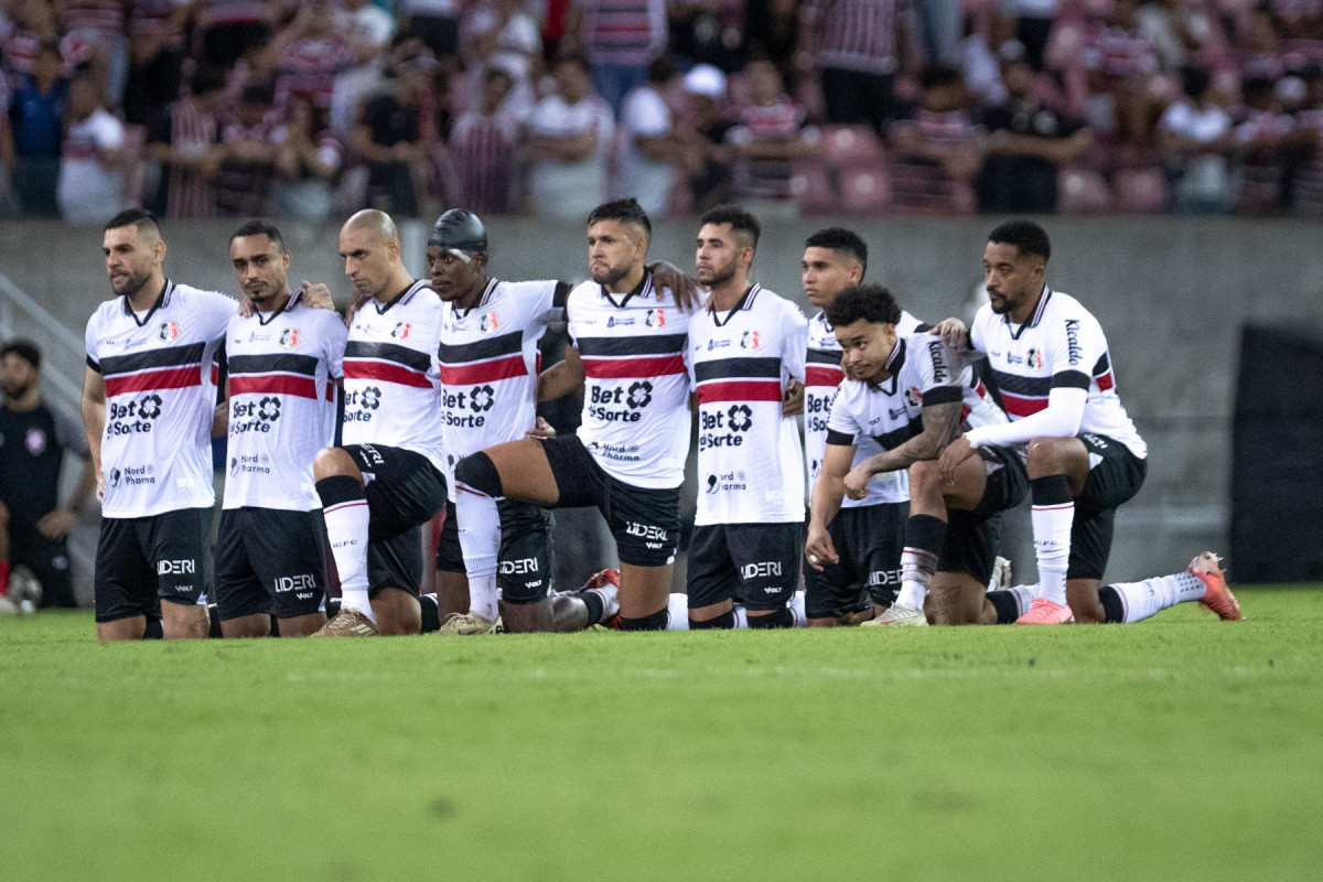 São Lourenço da Mata, PE, 11/08/2025 - SANTA CRUZ X SERGIPE - Na tarde deste sábado(09), a equipe do Santa Cruz recebeu a equipe do Sergipe pelo Campeonato Brasileiro da Serie D 2025 na Arena de Pernambuco. Time do Santa Cruz (Rafael Vieira) São Lourenço da Mata, PE, 11/08/2025 - SANTA CRUZ X SERGIPE - Na tarde deste sábado(09), a equipe do Santa Cruz recebeu a equipe do Sergipe pelo Campeonato Brasileiro da Serie D 2025 na Arena de Pernambuco. Time do Santa Cruz/Rafael Vieira