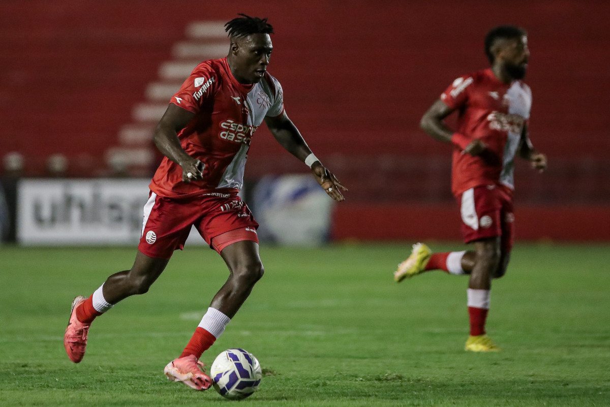 Atacante Samuel Otusanya em ação pelo Náutico/Rafael Vieira