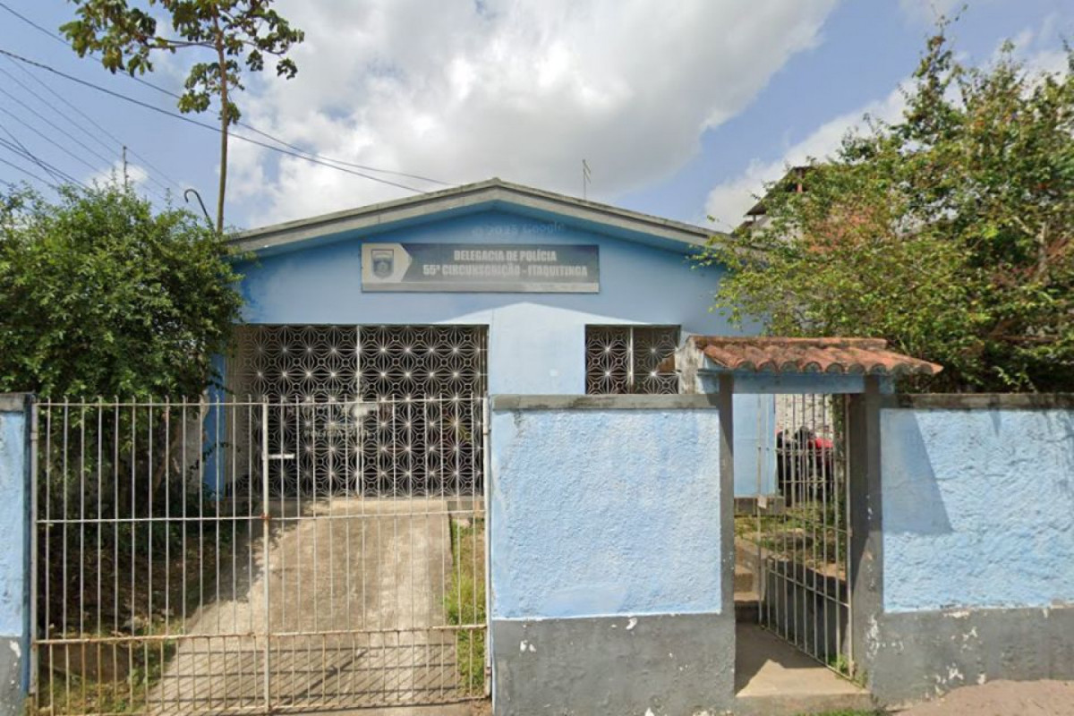 Também foi identificado um quantitativo significativo de motocicletas apreendidas em completo estado de deterioração. 
/Foto: Reprodução / Google Street View