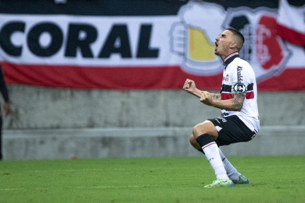 São Lourenço da Mata, PE, 11/08/2025 - SANTA CRUZ X SERGIPE - Na tarde deste sábado(09), a equipe do Santa Cruz recebeu a equipe do Sergipe pelo Campeonato Brasileiro da Serie D 2025 na Arena de Pernambuco. Jogador do Santa Cruz, Thiago Galhardo.
