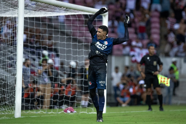São Lourenço da Mata, PE, 11/08/2025 - SANTA CRUZ X SERGIPE - Na tarde deste sábado(09), a equipe do Santa Cruz recebeu a equipe do Sergipe pelo Campeonato Brasileiro da Serie D 2025 na Arena de Pernambuco. Jogador do Santa Cruz, Rokenedy