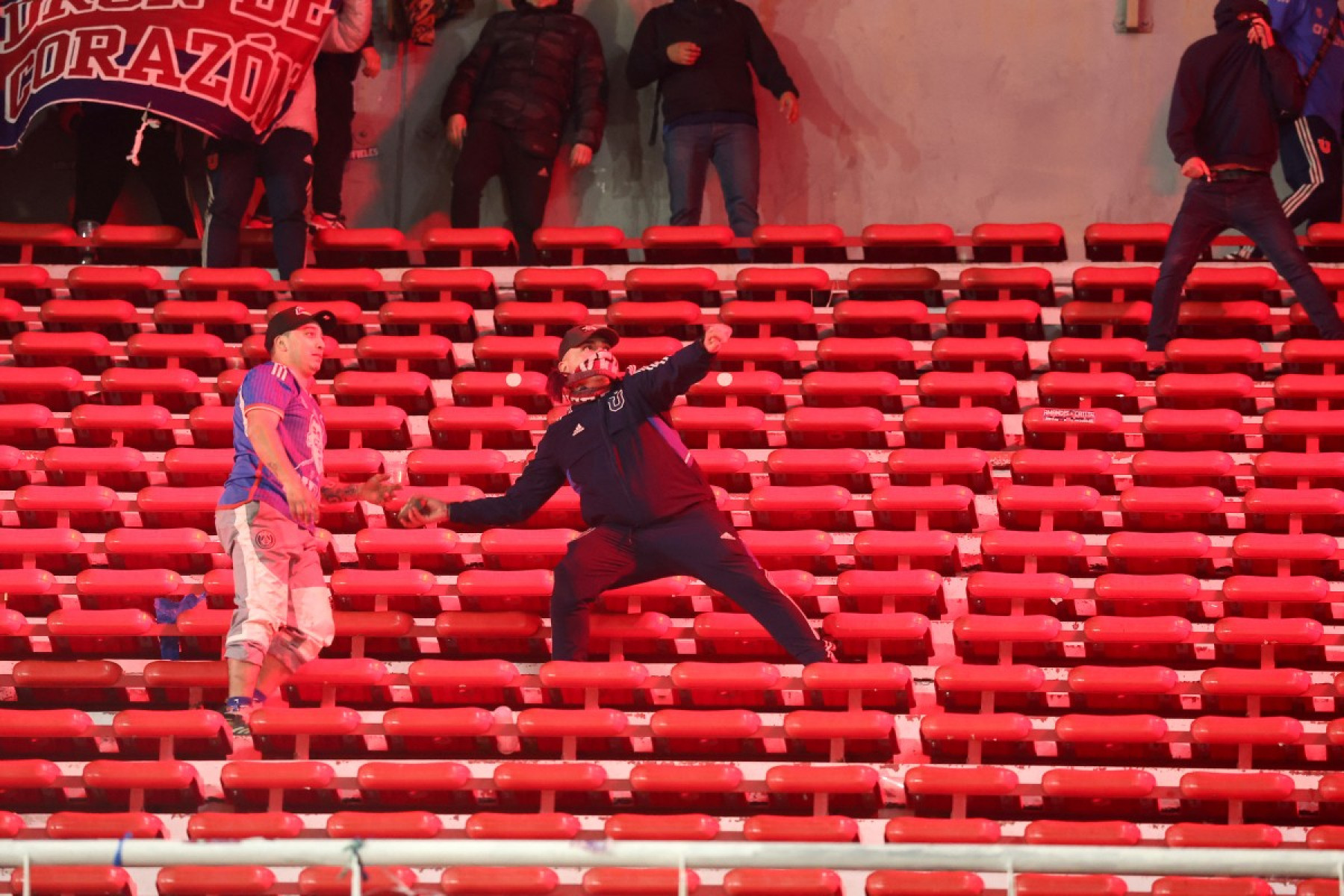 Partida entre Independiente e Universidad de Chile é suspenso após brigas das torcidas