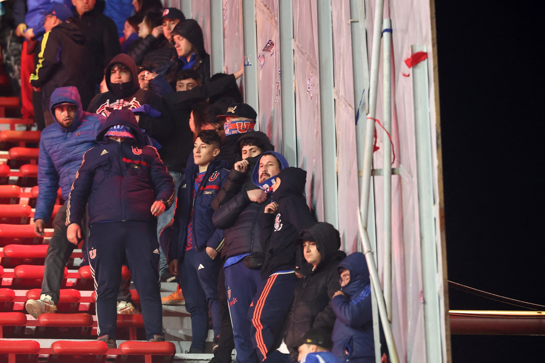 Partida entre Independiente e Universidad de Chile é suspenso após brigas das torcidas