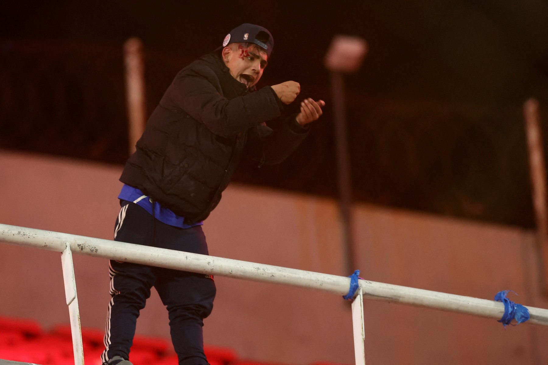 Partida entre Independiente e Universidad de Chile é suspenso após brigas das torcidas