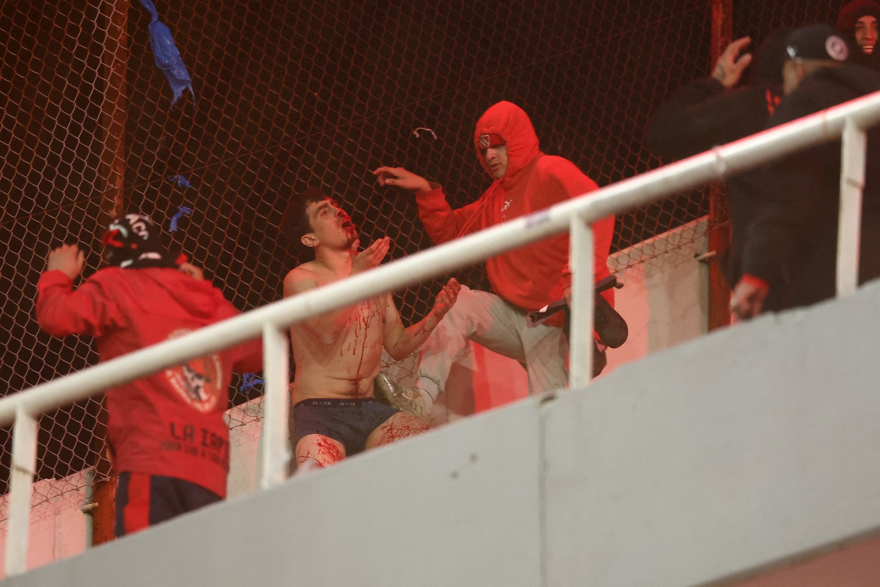 Partida entre Independiente e Universidad de Chile é suspenso após brigas das torcidas