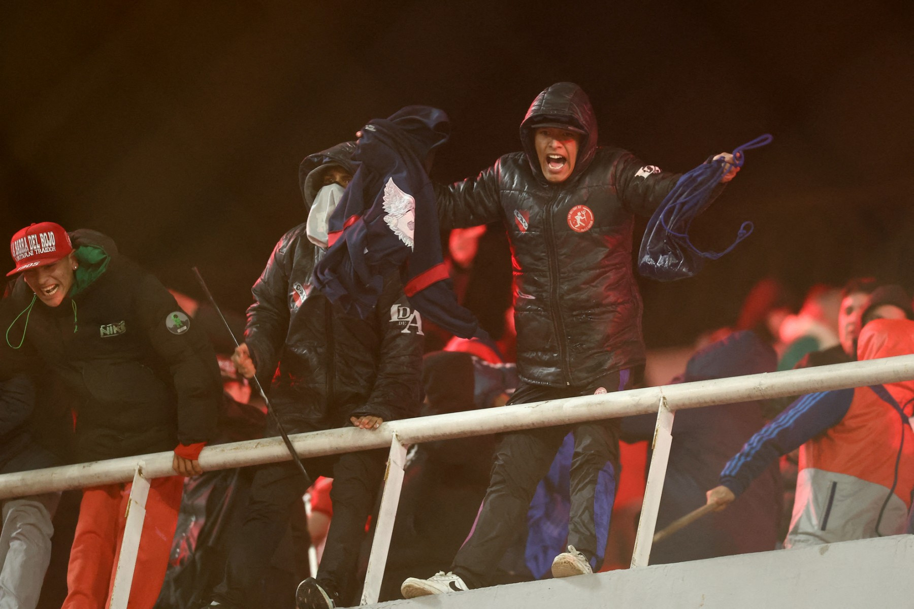 Partida entre Independiente e Universidad de Chile é suspenso após brigas das torcidas