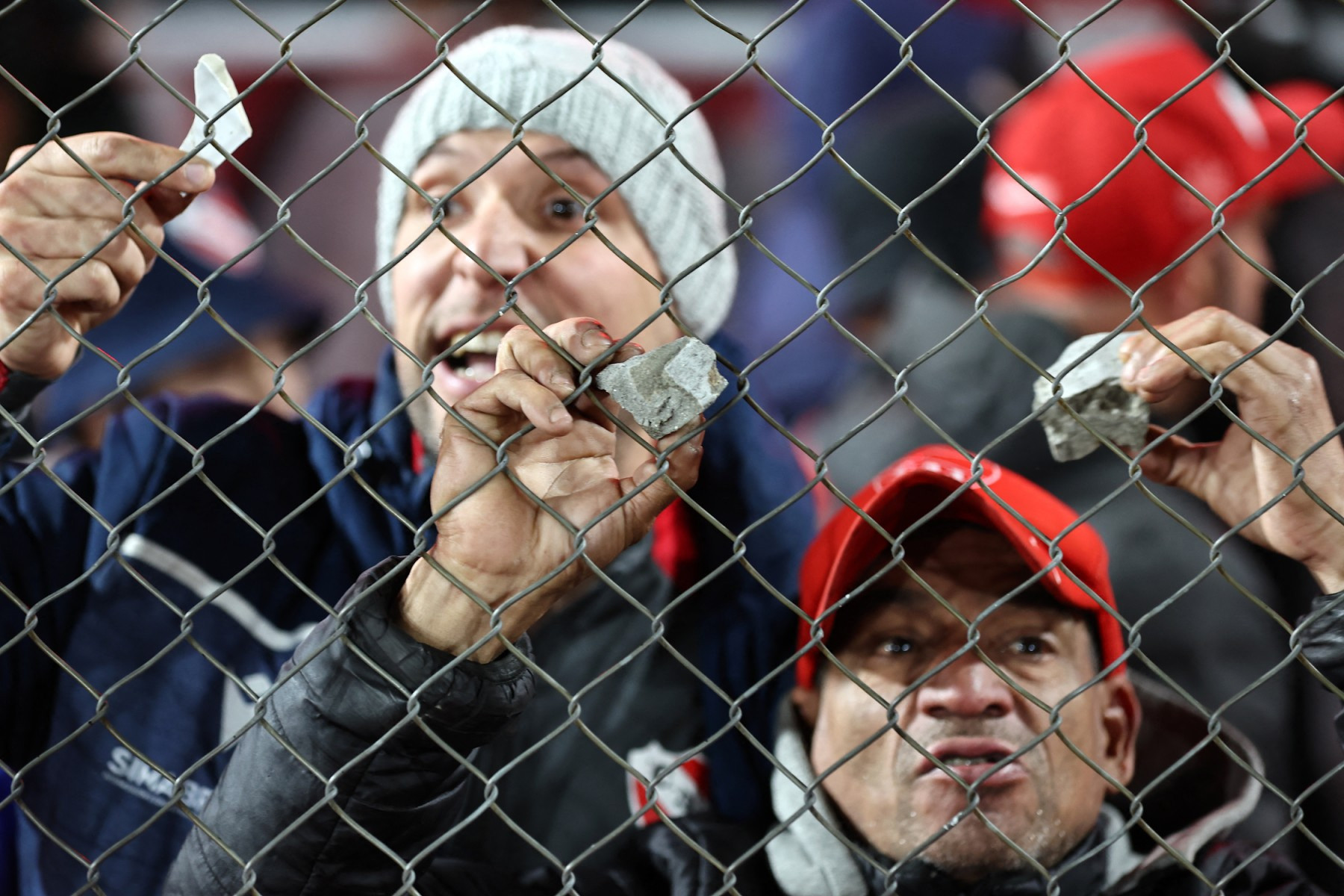 Partida entre Independiente e Universidad de Chile é suspenso após brigas das torcidas