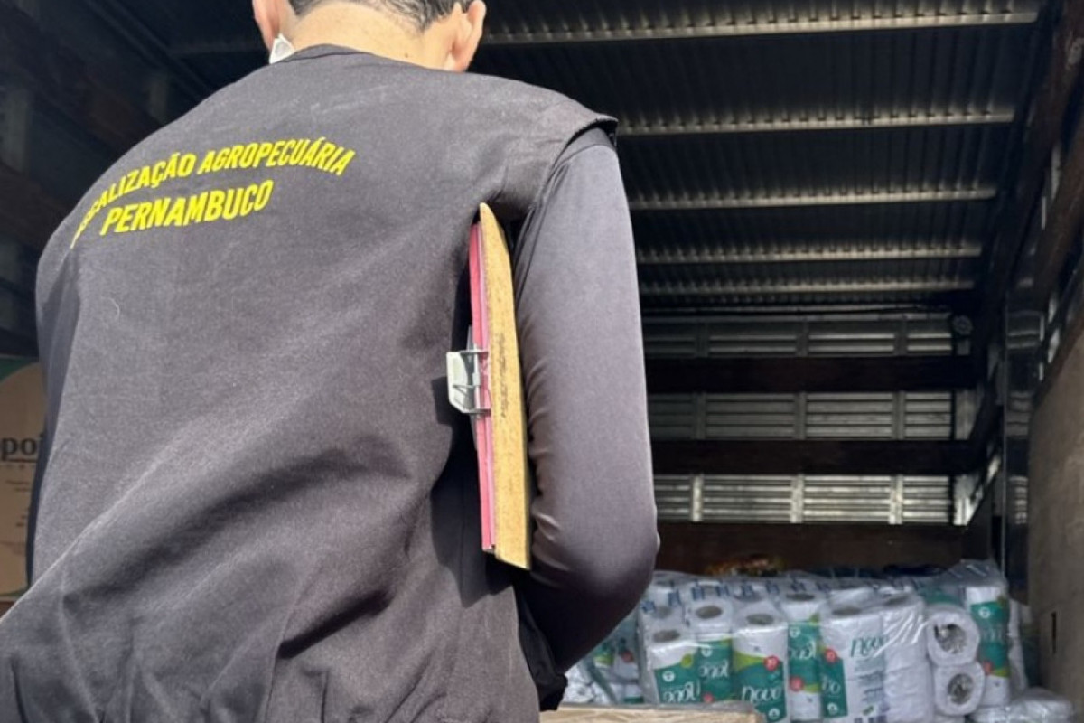 Fiscais apreenderam carnes e embutidos sem refrigeração (Divulgação) Fiscais apreenderam carnes e embutidos sem refrigeração/Divulgação