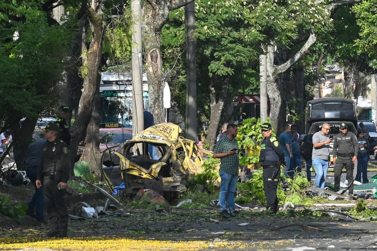 Um dos ataques aconteceu com a explosão de um caminhão-bomba próximo de uma base aérea em Cali, a terceira maior cidade colombiana. ( Oswaldo Páez / AFP) Um dos ataques aconteceu com a explosão de um caminhão-bomba próximo de uma base aérea em Cali, a terceira maior cidade colombiana./ Oswaldo Páez / AFP