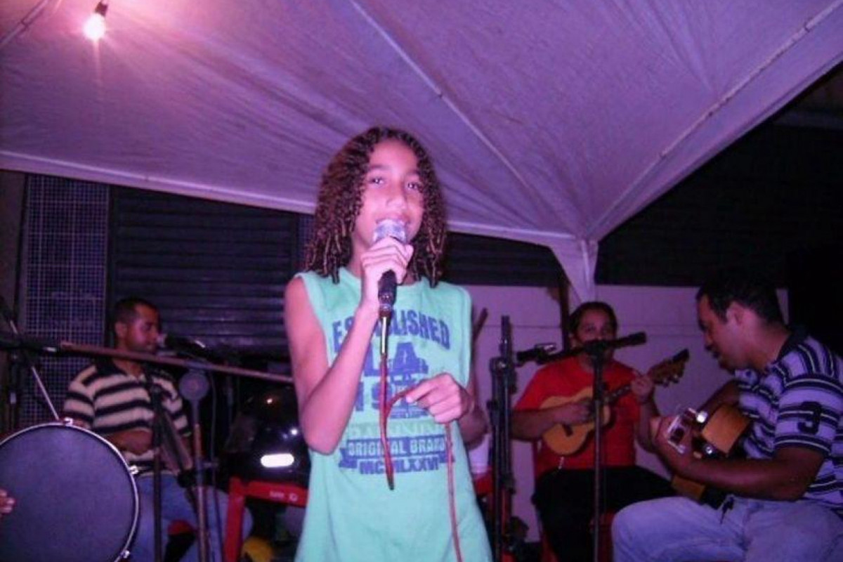 Ellyson começou sua trajetória musical no samba e cantava no extinto Pagode do Peninha, no Centro do Recife, desde criança. 
