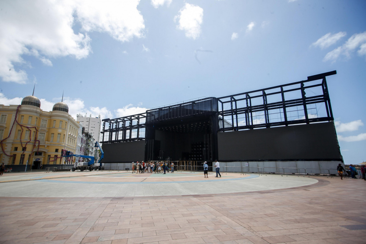 Palco sendo preparado para o show de Priscila Senna