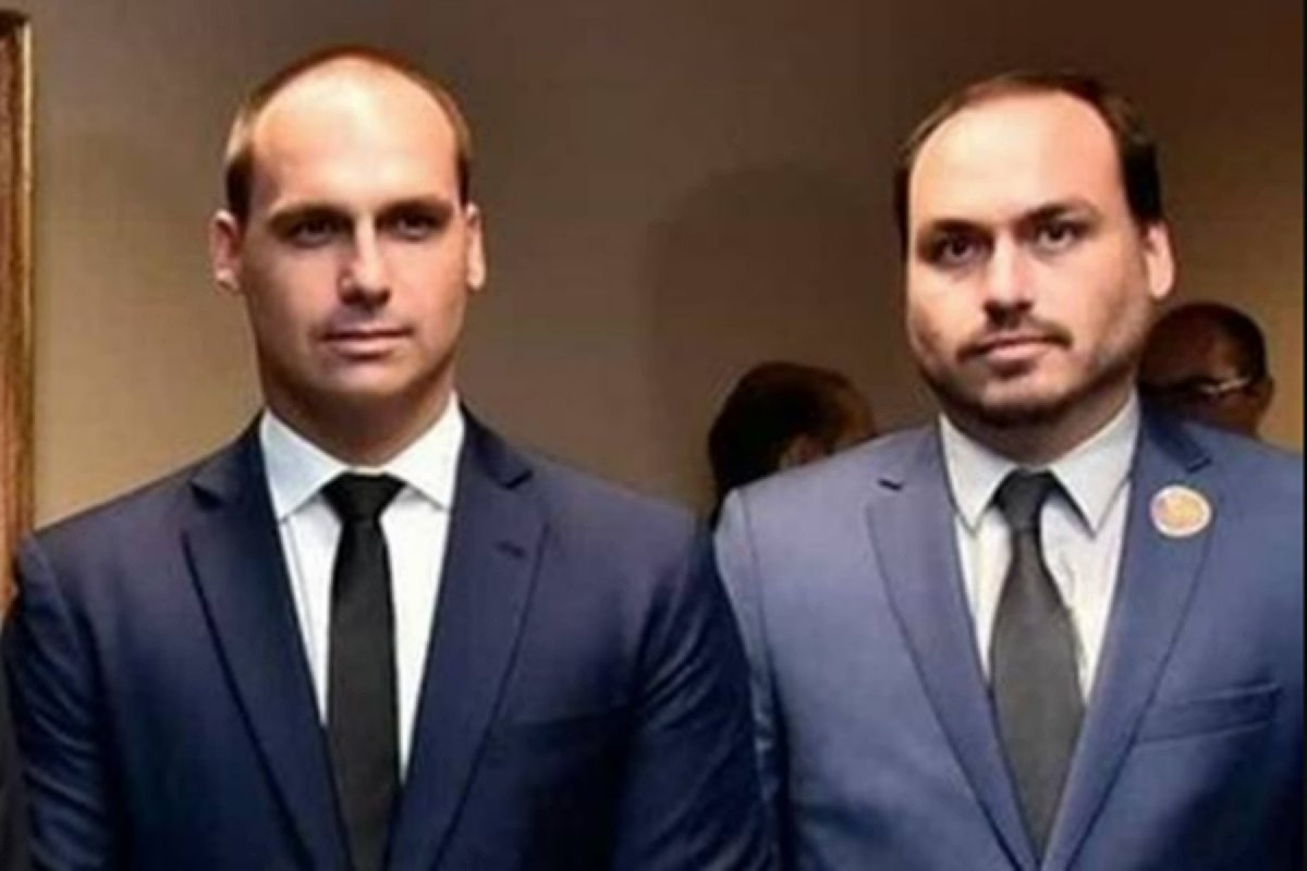 Deputado federal Eduardo Bolsonaro (PL) (à esq.) e o vereador pelo Rio de Janeiro Carlos Bolsonaro (PL) (à dir.) (Divulgação) Deputado federal Eduardo Bolsonaro (PL) (à esq.) e o vereador pelo Rio de Janeiro Carlos Bolsonaro (PL) (à dir.)/Divulgação
