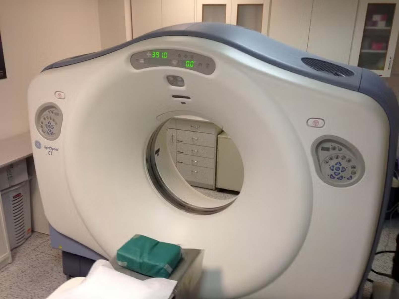 
Contraste é uma substância química à base de iodo, bário ou gadolínio, aplicada em alguns tipos de tomografia e ressonância magnética
