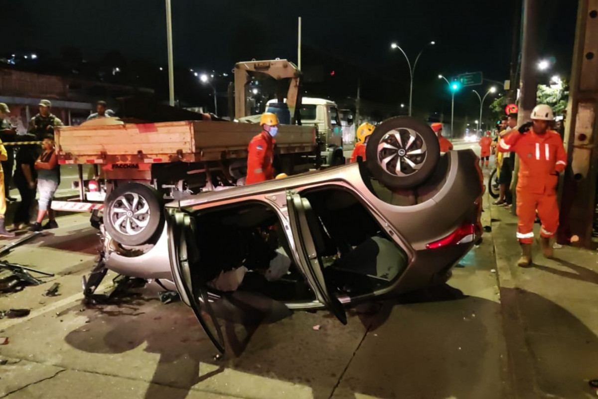 Carro colidiu com caminhão na madrugada deste sábado (23), na Avenida Norte, no Recife (Foto: Divulgação/CBMPE) Carro colidiu com caminhão na madrugada deste sábado (23), na Avenida Norte, no Recife/Foto: Divulgação/CBMPE