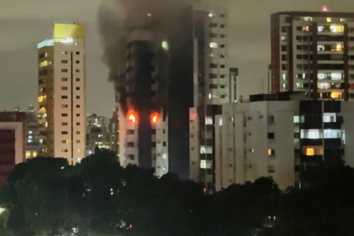 Apartamento pega fogo no bairro do Espinheiro, no Recife
