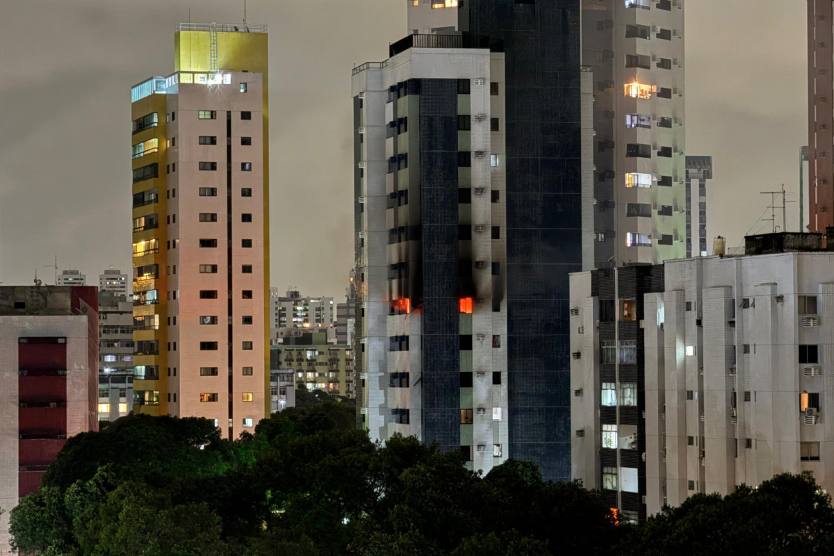 Uma pessoa ficou ferida após apartamento pegar fogo no bairro do Espinheiro, no Recife (Reprodução/WhatsApp) Uma pessoa ficou ferida após apartamento pegar fogo no bairro do Espinheiro, no Recife/Reprodução/WhatsApp