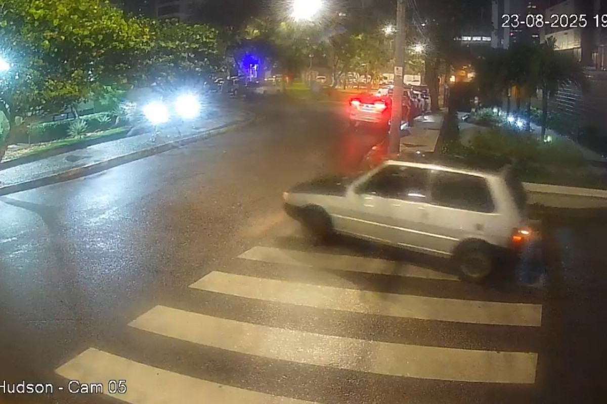 Câmeras de segurança mostram momento em que criminosos abordam carro do advogado Pedro Avelino em Boa Viagem, no Recife (Foto: Cortesia) Câmeras de segurança mostram momento em que criminosos abordam carro do advogado Pedro Avelino em Boa Viagem, no Recife/Foto: Cortesia