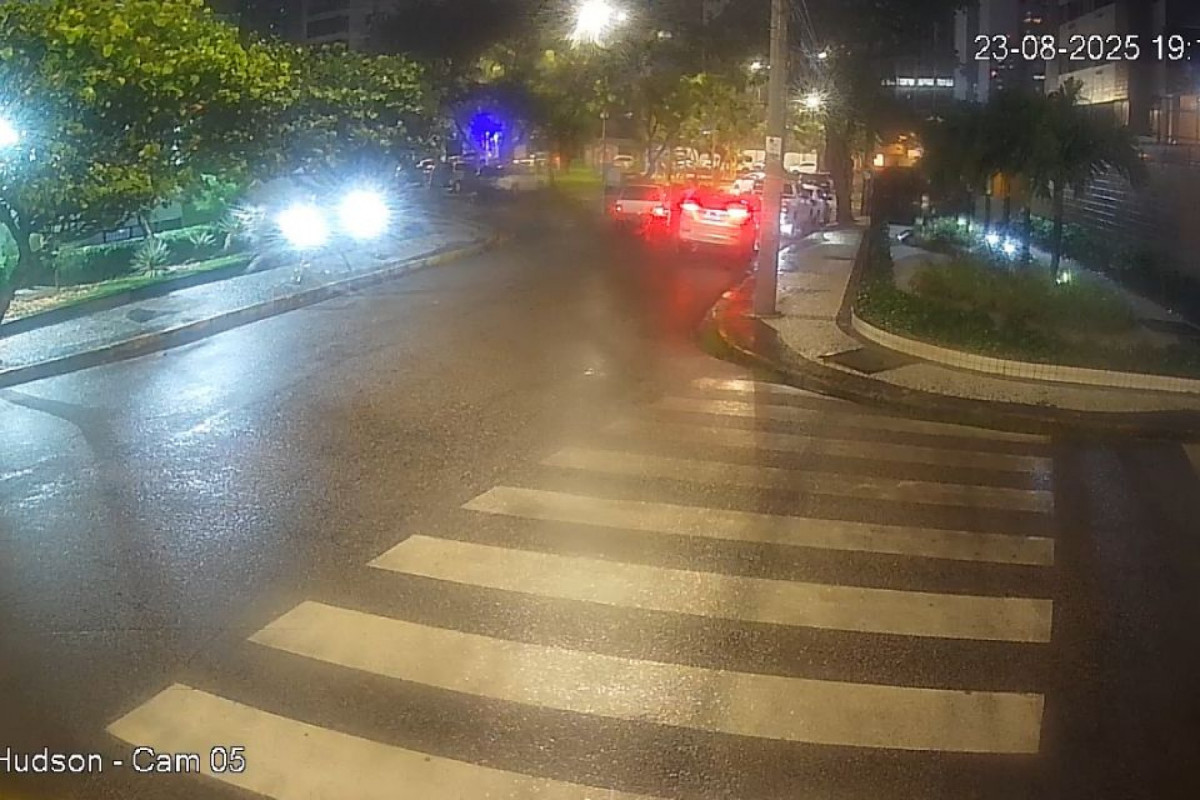 Câmeras de segurança mostram momento em que criminosos abordam carro do advogado Pedro Avelino em Boa Viagem, no Recife