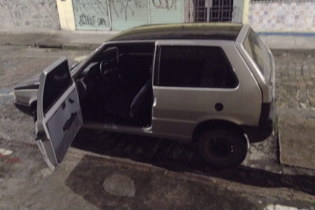 Veículo utilizado no assalto do advogado Pedro Avelino em Boa Viagem foi abandonado pelos suspeitos