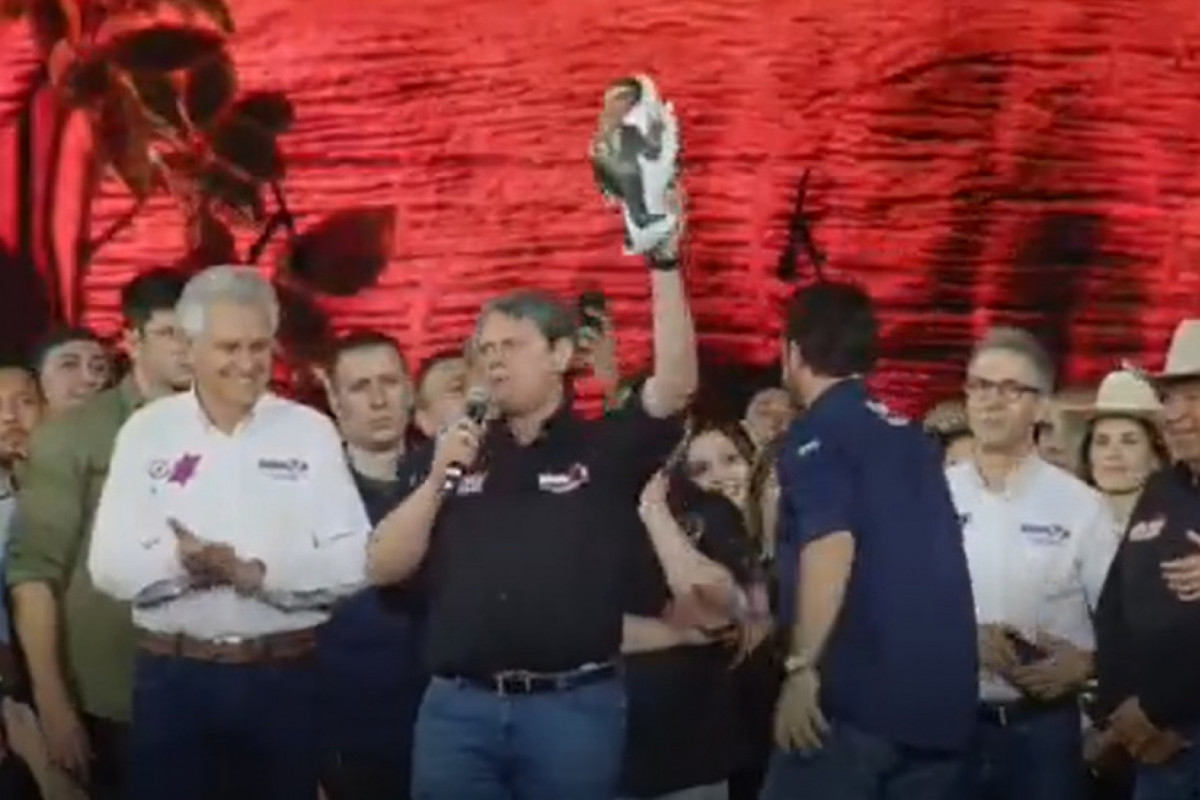 Tarcísio de Freitas com um boneco de Bolsonaro nas mãos durante a Festa do Peão de Barretos/Reprodução