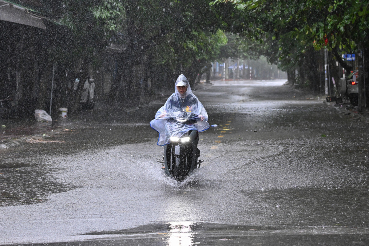 Nesta segunda-feira (25), o Kajiki, o quinto tufão a atingir o Vietnã este ano, causou ventos de aproximadamente 140 quilômetros por hora ( NHAC NGUYEN / AFP) Nesta segunda-feira (25), o Kajiki, o quinto tufão a atingir o Vietnã este ano, causou ventos de aproximadamente 140 quilômetros por hora/ NHAC NGUYEN / AFP