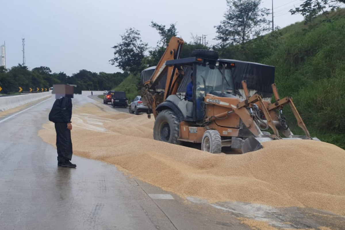 Trator retirou a cevada da pista no começo da manhã desta segunda (DIVULGAÇÃO/PRF) Trator retirou a cevada da pista no começo da manhã desta segunda/DIVULGAÇÃO/PRF