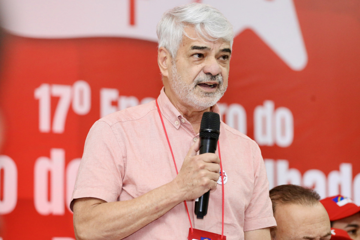 Posse do novo presidente do PT em Pernambuco, Carlos Veras, na foto, Humberto Costa./Melissa Fernandes