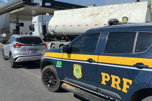Carro foi apreendido pela PRF