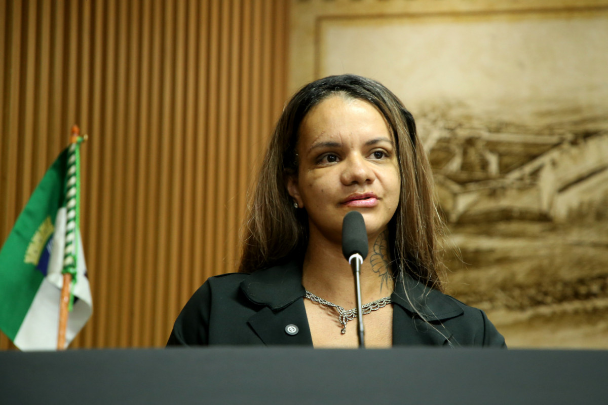Juliana Soares, mulher que levou 60 socos do ex-namorado recebe homenagem em Natal ( Francisco de Assis/ Câmara Municipal de Natal) Juliana Soares, mulher que levou 60 socos do ex-namorado recebe homenagem em Natal/ Francisco de Assis/ Câmara Municipal de Natal