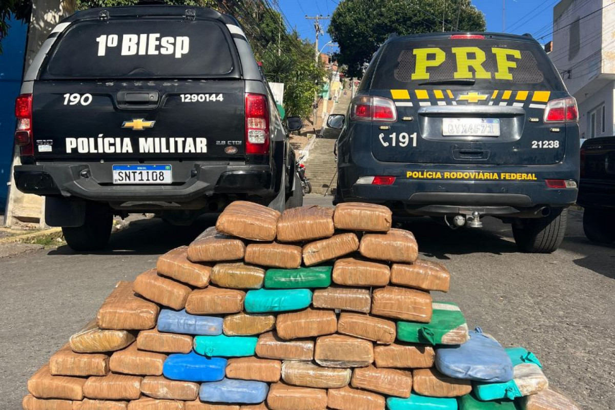 Quadrilha que transportava 62 kg de maconha é presa após veículos se envolverem em colisão (PRF/Divulgação) Quadrilha que transportava 62 kg de maconha é presa após veículos se envolverem em colisão/PRF/Divulgação